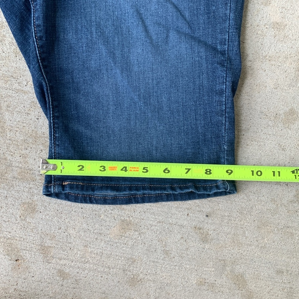 Levi’s Classic Bermuda Shorts - Picture 12 of 12